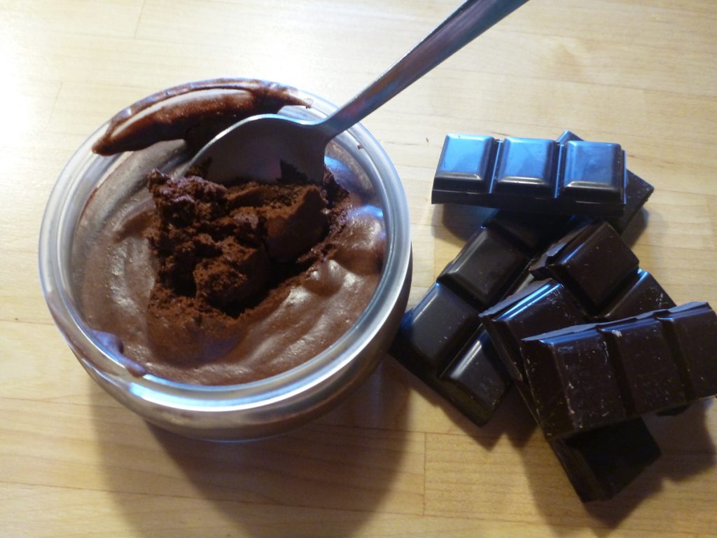 Mousse au chocolat végétale et salade de pois chiches grillés au curry